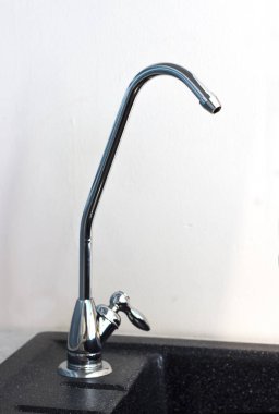 filtrelenmiş su musluk mutfak bulaşık için bir lavabo içine yüklemek için