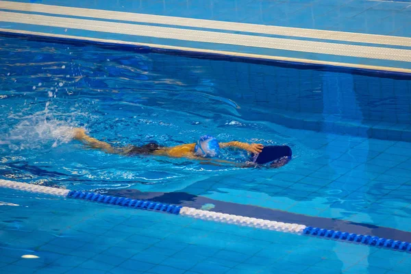 Actividades en la piscina niños natación fitness, competición — Foto de Stock