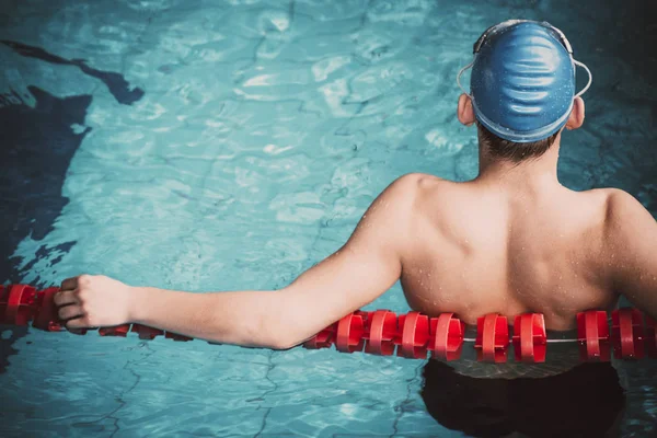 수영장에서 근육 구조 대원 — 스톡 사진