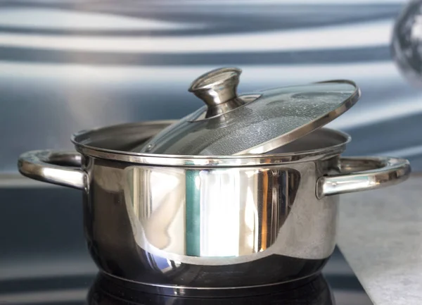 Grand pot dans la cuisine moderne avec cuisinière à induction — Photo