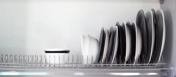 Detalle de cajones de cocina abierta con platos — Foto de Stock