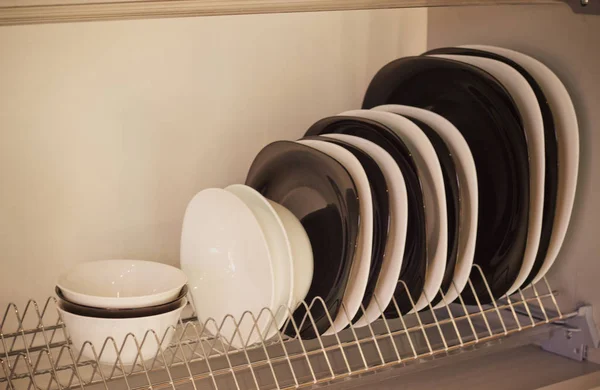 Деталь открытых кухонных ящиков с посудой — стоковое фото