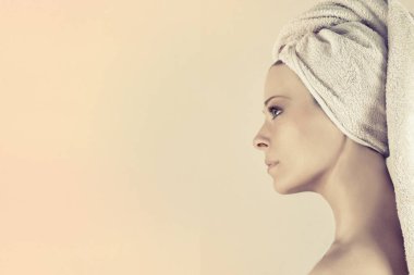 Güzel bir genç kadının kafasındaki bir havlu ile profil