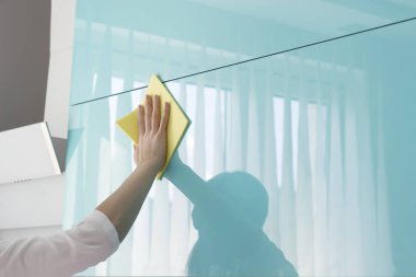 mutfak dolapları temizlik temizlemenizi genç kadın