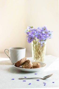 Lezzetli breakfast - bisküvi ile çay güneşli Menekşe bir arka plan üzerinde rulo