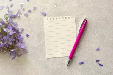 Romantik ruh hali: bir sayfa için bir tanıtıcı menekşeler yanındaki metinle