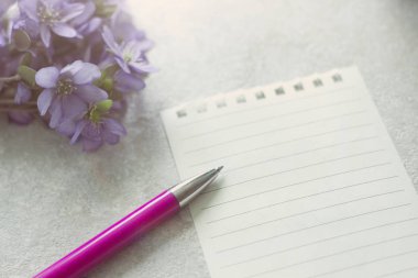 Romantik ruh hali: bir sayfa için bir tanıtıcı menekşeler yanındaki metinle