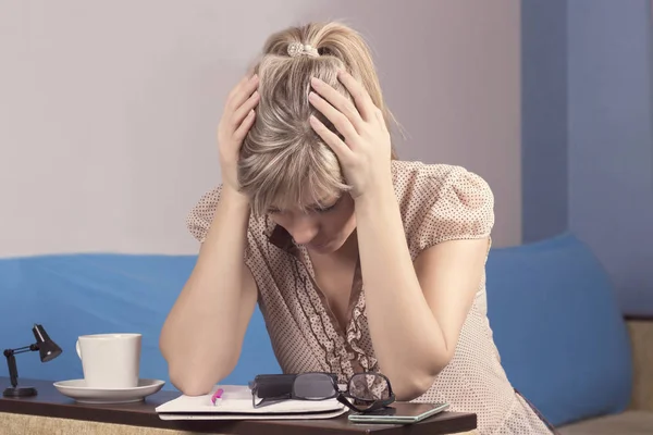 Üzgün kadın evde aile bütçesine hesaplama