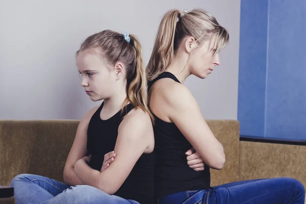 Problemas adolescentes - Adolescente enojada y su madre preocupada sentada espalda con espalda —  Fotos de Stock