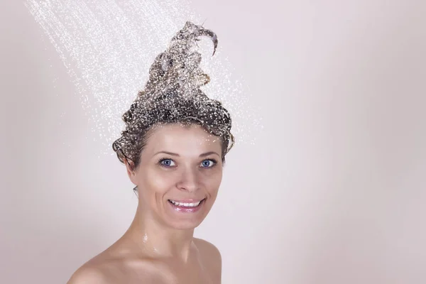 Giovane donna che si lava la testa sotto la doccia dallo shampoo — Foto Stock