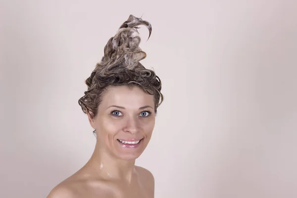 Jeune femme se lave la tête sous la douche par shampooing — Photo