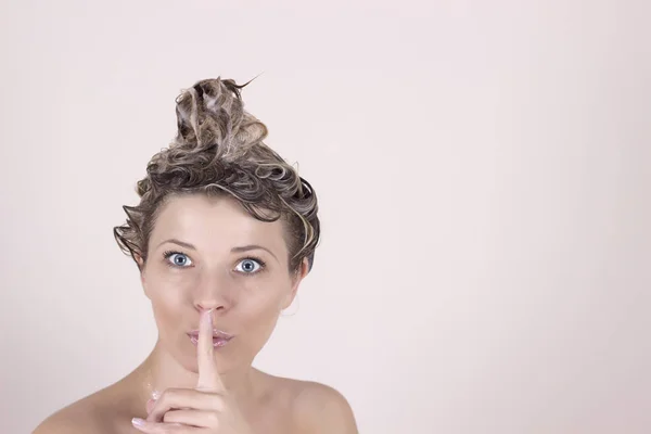 Frau in der Dusche wäscht ihren Kopf und Geheimnisse — Stockfoto