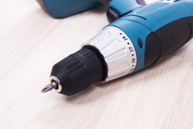 Kablosuz pil tornavida veya ahşap arka plan üzerinde izole matkap