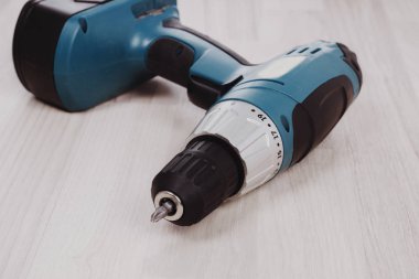 Kablosuz pil tornavida veya ahşap arka plan üzerinde izole matkap