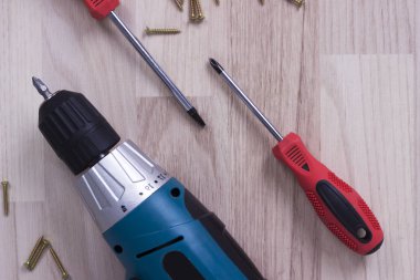 Mürettebat Akülü tornavida ile ahşap tahtasına vidalama marangoz