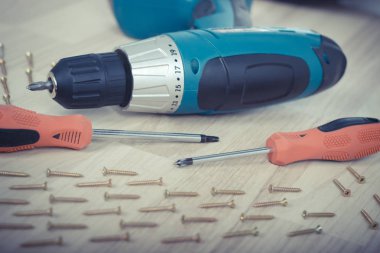 Mürettebat Akülü tornavida ile ahşap tahtasına vidalama marangoz