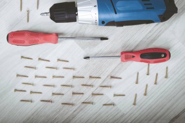 Mürettebat Akülü tornavida ile ahşap tahtasına vidalama marangoz