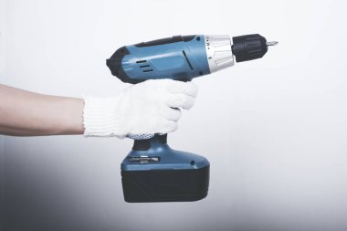 Beyaz Resepsiyon arka plan, elinde elektrikli tornavida