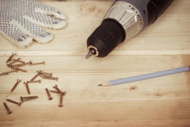 Mürettebat Akülü tornavida ile ahşap tahtasına vidalama marangoz