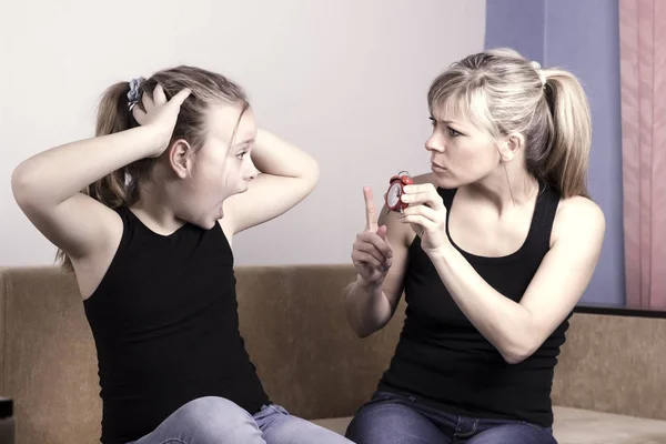 Mutter beschimpft Tochter, die zu spät kommt und Angst hat — Stockfoto