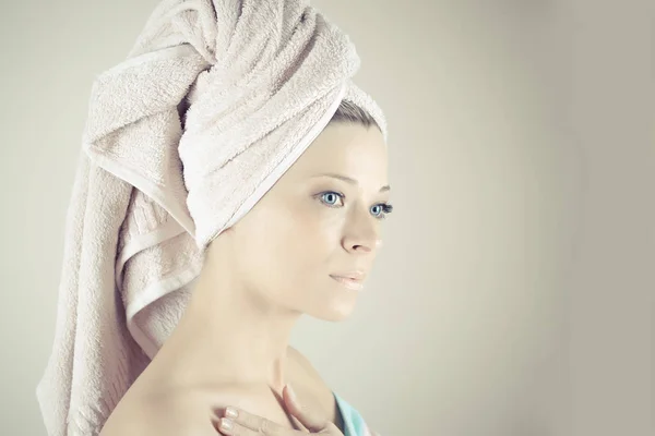 Mulher do Spa. Menina bonita depois de banho tocando seu rosto. Pele perfeita. Cuidado com a pele. Pele jovem — Fotografia de Stock