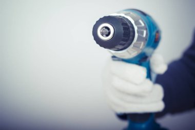 Beyaz Resepsiyon arka plan, elinde elektrikli tornavida