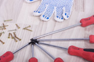 Tornavida ve vidalar ahşap arka plan üzerinde bir dizi
