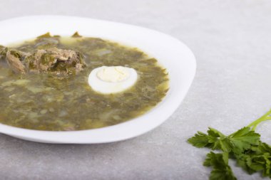 Kuzukulağı ve haşlanmış yumurta ile yeşil borsch
