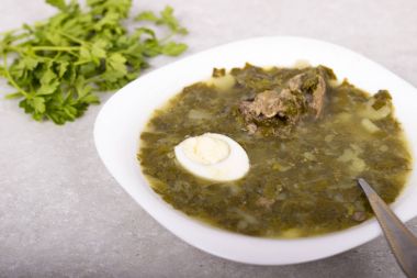 Kuzukulağı ve haşlanmış yumurta ile yeşil borsch