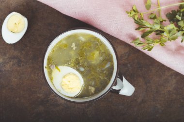 çorba kuzukulağı ve yumurta ile genç Yeşiller