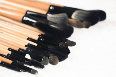 Beyaz arka plan üzerinde izole çeşitli makyaj fırçaları