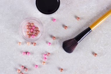 Toplarda kızarma ve makyaj fırçaları yakın plan.