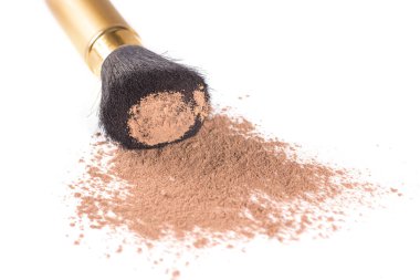 Yüz pudrası ve beyaz arka plan üzerinde izole fırça