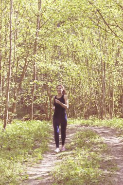 Çalışan kadın. Kadın atlet bir parkta açık egzersiz sırasında koşu. Kilo kaybı