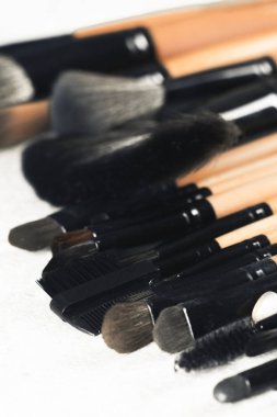 Beyaz arka plan üzerinde izole çeşitli makyaj fırçaları