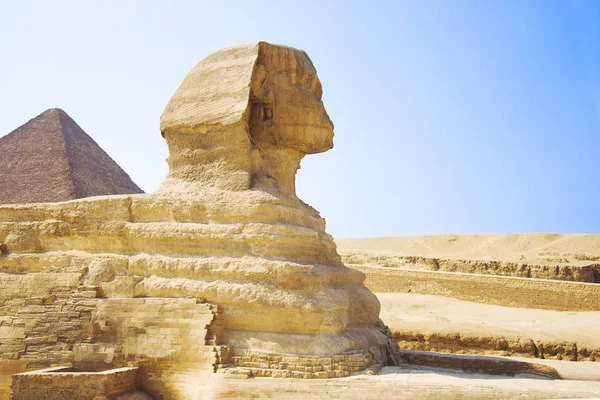 Guardian Sfinxen vaktade gravar faraonerna i Giza. Cairo, Egypten — Stockfoto