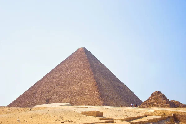 Pyramid of Egypt. View of the Giza Pyramids. Egypt. Cairo. — Stock Photo, Image