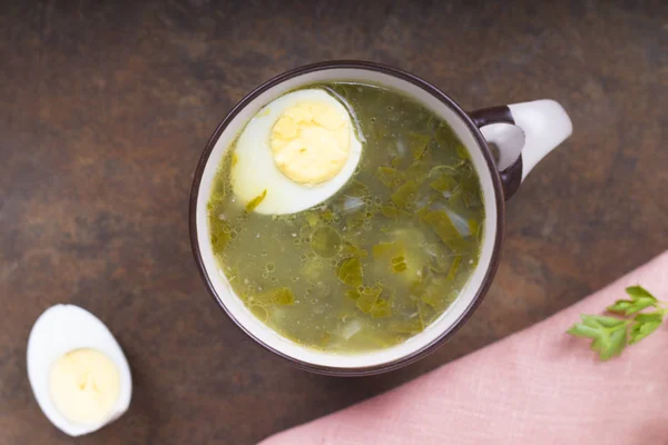Суп соррель и молодая зелень с яйцом — стоковое фото