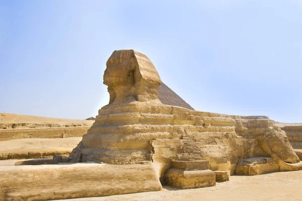 Guardian Sphinx custodiando las tumbas de los faraones en Giza. El Cairo, Egipto —  Fotos de Stock