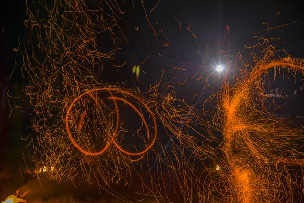 Espectáculo. Desempenho de fogo incrível na noite — Fotografia de Stock