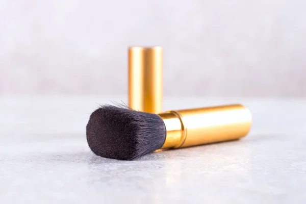 Kosmetikpinsel zum Auftragen von Make-up tragbar mit Mütze — Stockfoto