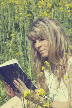 Genç kadın tecavüz çayır üzerine bir kitap okuma