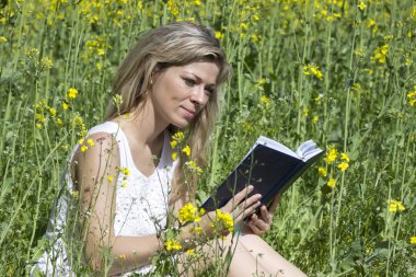 Genç kadın tecavüz çayır üzerine bir kitap okuma