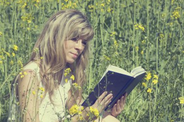 Genç kadın tecavüz çayır üzerine bir kitap okuma