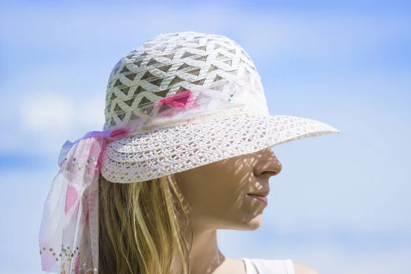 Jonge vrouw met een hoed die genieten van de zomer buiten — Stockfoto