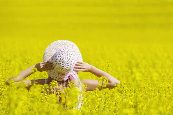 Счастливая женщина наслаждается жизнью в поле с цветами. Красота природы и красочное поле с рапсом. Наружный образ жизни. Понятие свободы. Женщина в летнем поле . — стоковое фото