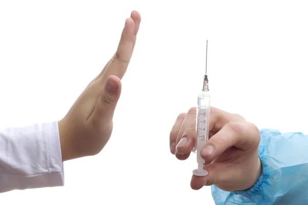 Doktor ve beyaz arka plan üzerinde izole aşı çöp kızın stop el teslim el.