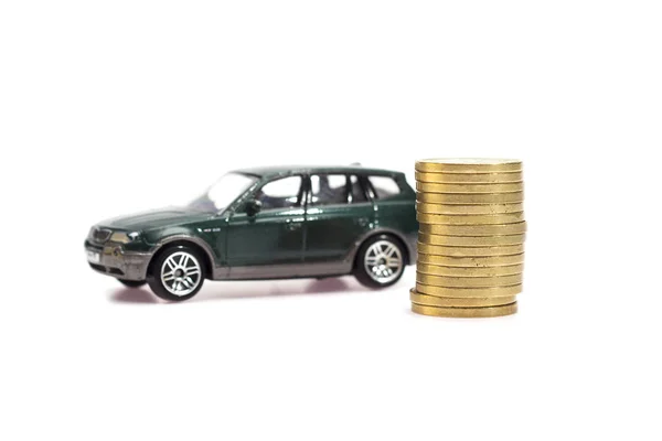 Stos monet z zielony model samochodu i sprawozdania finansowego. Koncepcja finansowania kredytu. — Zdjęcie stockowe