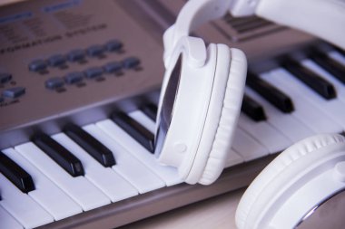kulaklıklar müzik synthesizer klavye. Elektronik piyano üzerinde kulaklık.