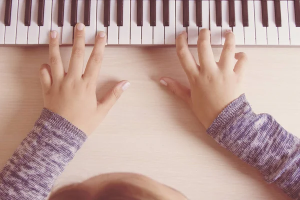 Девочки играют на электронных клавишных фортепиано . — стоковое фото
